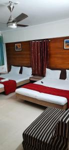 Postel nebo postele na pokoji v ubytování HOTEL S K PALACE