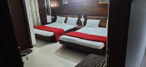 Postel nebo postele na pokoji v ubytování HOTEL S K PALACE