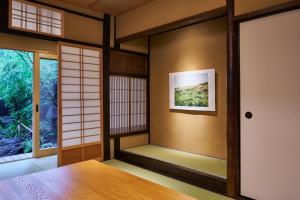 Cette chambre japonaise dispose d'une porte et d'une fenêtre. dans l'établissement Kyo no Ondokoro Gokomachi Ebisugawa #3, à Kyoto