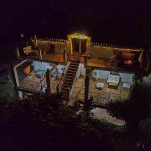 una vista aérea de una casa por la noche en vtar la veguilla, en Polvillar