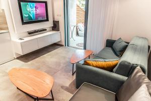 Televiisor ja/või meelelahutuskeskus majutusasutuses Garden Suite & Pool