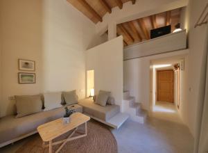 un soggiorno con divano e tavolo di Son Penya Adults Only Petit Hotel & Spa a Sant Llorenç des Cardassar