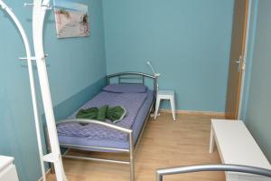 a small room with a bunk bed and a table at FEWO Schleusenwärter 3 in Stralsund
