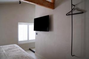 TV a/nebo společenská místnost v ubytování Hotel âme