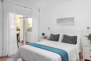 Postel nebo postele na pokoji v ubytování Romana Playa Apartamento Elviria + 34 fotografií