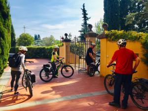 een groep mensen met hun fietsen op een terras bij Villa La Cappella in Montespertoli