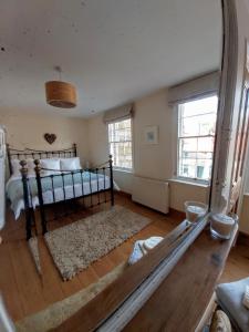 een slaapkamer met een bed en een grote spiegel bij Dunsley Cottage in Staithes