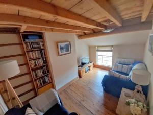 salon z niebieską kanapą i półką na książki w obiekcie Dunsley Cottage w mieście Staithes
