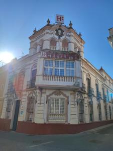 un edificio con una cruz encima en Hotel Cervantes en Badajoz