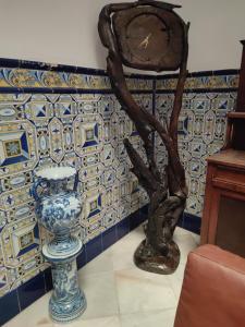 a clock and a vase in a room at Hotel Cervantes in Badajoz