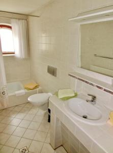Sigiswang的住宿－Fellhorn，白色的浴室设有水槽和卫生间。