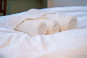 a group of rolled towels on a bed at Ferienapartment Alte Bücherei in Mittelangeln