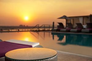 een zwembad met stoelen en een glijbaan bij Holiday Inn Cairo Maadi, an IHG Hotel in Caïro