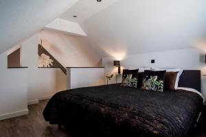 een slaapkamer met een groot bed op zolder bij Luxexcellent super suite in Nuland