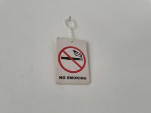 una señal de no fumar colgada en una pared en GERARDUS apartman, en Budapest