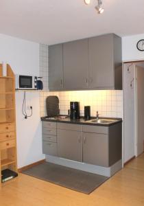 "Parkresidenz - Whg 13 c" preisgünstige Wohnung in ruhiger Ortslageにあるキッチンまたは簡易キッチン