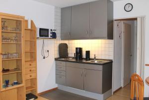 "Parkresidenz - Whg 13 c" preisgünstige Wohnung in ruhiger Ortslageにあるキッチンまたは簡易キッチン