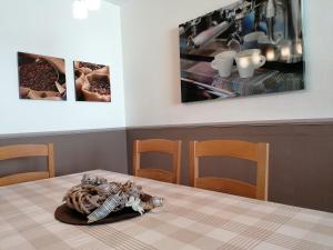 una mesa de comedor con un esqueleto encima en Ferienwohnung "Winternest" in Winterberg Zentrum, en Winterberg