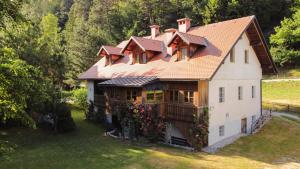 une maison avec une terrasse couverte et une terrasse dans l'établissement House Alpine Rose, à Mojstrana