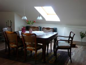 - une salle à manger avec une table et des chaises dans l'établissement Ferienwohnung Seeblick, à Bünsdorf