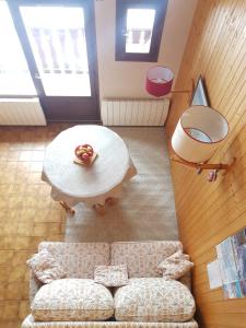 uma sala de estar com um sofá e uma mesa em CHALET DES NEIGES em Les Carroz d'Arâches