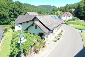 een huis aan de kant van een weg bij Gasthof Zum Wallner in Kalch