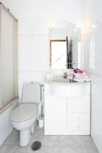 biała łazienka z toaletą i umywalką w obiekcie Home2Book Sea Front Vista Marina, Los Cristianos w Aronie