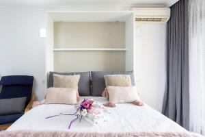 sypialnia z łóżkiem, na którym znajduje się kwiat w obiekcie Home2Book Sea Front Vista Marina, Los Cristianos w Aronie