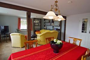 グロース・ヴィッテンゼーにあるDat Friedabäcker Hus - Groote Jungのリビングルーム(赤いテーブル、黄色い椅子付)
