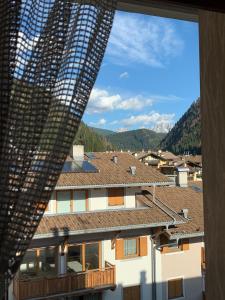 - une vue depuis la fenêtre d'un bâtiment dans l'établissement Casa Lulu', à Predazzo