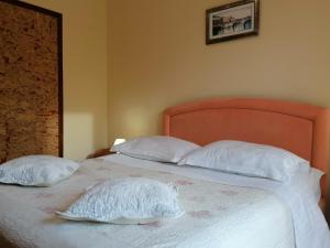 1 dormitorio con 1 cama con 2 almohadas y sofá cama en Apartments Melinda, en Baška Voda