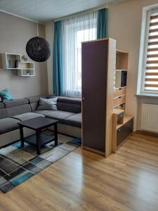 Ferienwohnung Christa في غراتس: غرفة معيشة مع أريكة وطاولة