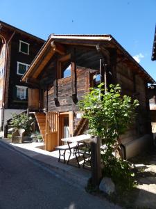 a log cabin with a picnic table in front of it at Ferienhaus Z‘ Gädi in Ernen