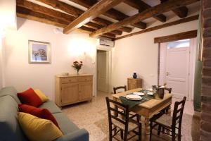 un soggiorno con divano e tavolo di Ca' del Pittor Apartments a Venezia