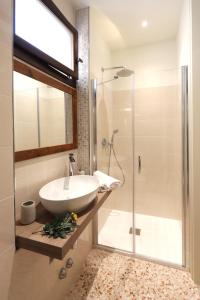 bagno con lavandino e doccia di Ca' del Pittor Apartments a Venezia