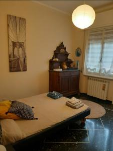 Schlafzimmer mit einem Bett und einem Kronleuchter in der Unterkunft La Tana Dei Conigli in Serra Rocco