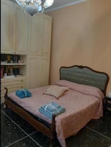 1 dormitorio con 1 cama con 2 toallas en La Tana Dei Conigli, en Serra Rocco