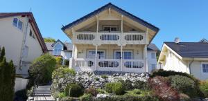 Cette grande maison blanche dispose d'une terrasse couverte. dans l'établissement Ferienhaus Schröder, à Willingen