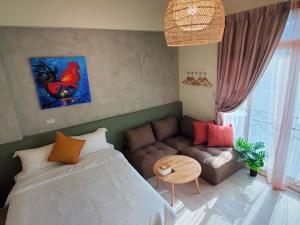 ein Schlafzimmer mit einem Bett und einem Sofa in der Unterkunft Touchai Life Guest House in Taitung