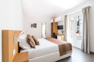 Un dormitorio con una cama grande y una ventana en Aurà - Guest House Iblea, en Ragusa