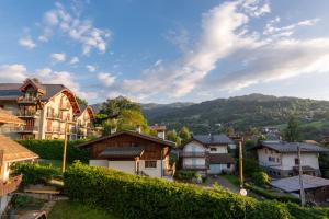 un village dans les montagnes avec des maisons et des arbres dans l'établissement Appartements vue Mont-Joly à 2 pas Tramway Mont-Blanc - Studio 1 pièce, à Saint-Gervais-les-Bains