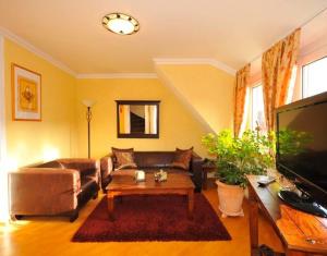 uma sala de estar com um sofá e uma mesa de centro em Deluxe Apartments Bremen Typ D em Bremen