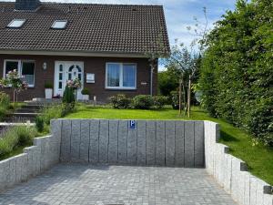 uma parede de tijolos em frente a uma casa em Heimathafen - a53989 em Eckernförde