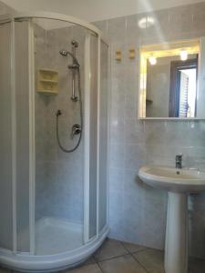 y baño con ducha y lavamanos. en Residence Alithai, en Portoferraio