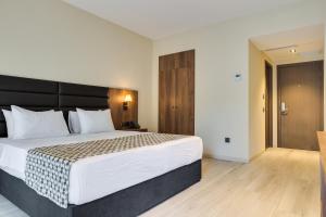 Кровать или кровати в номере Eleven Inn Tbilisi