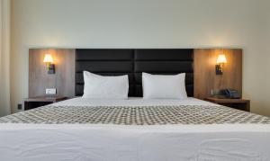 Кровать или кровати в номере Eleven Inn Tbilisi