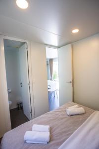 Säng eller sängar i ett rum på Poseidon Mobile Home Resort