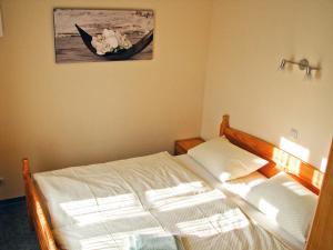 a bedroom with a bed with a bowl of flowers at Ihrgistern, FW 1 in Zingst