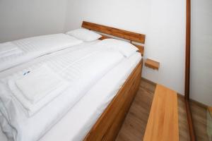 Posteľ alebo postele v izbe v ubytovaní Lipnoport Lakeside Apartment