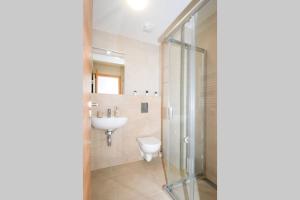 Kúpeľňa v ubytovaní Lipnoport Lakeside Apartment + 8 fotografií